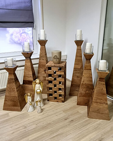 Urne auf Traueralter mit Blumenschmuck